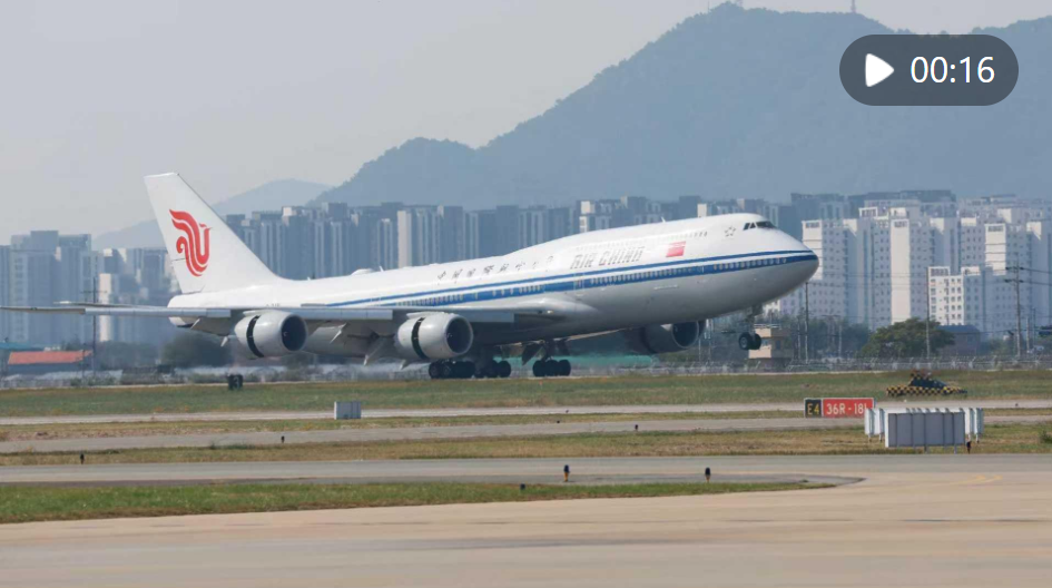 新华社快讯：国家主席习近平抵达韩国，将出席亚太经合组织第三十二次领导人非正式会议并对韩国进行国事访问