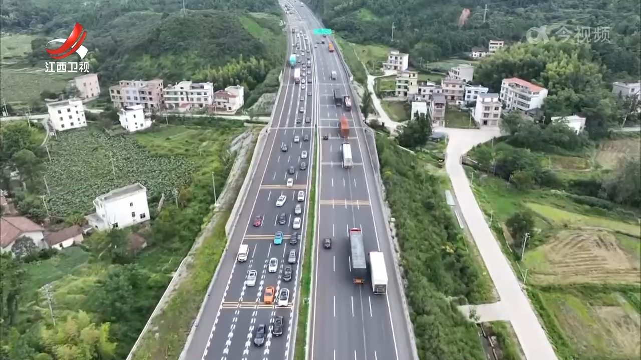 假期第三天：加大运力 暖心服务 护航旅客出行