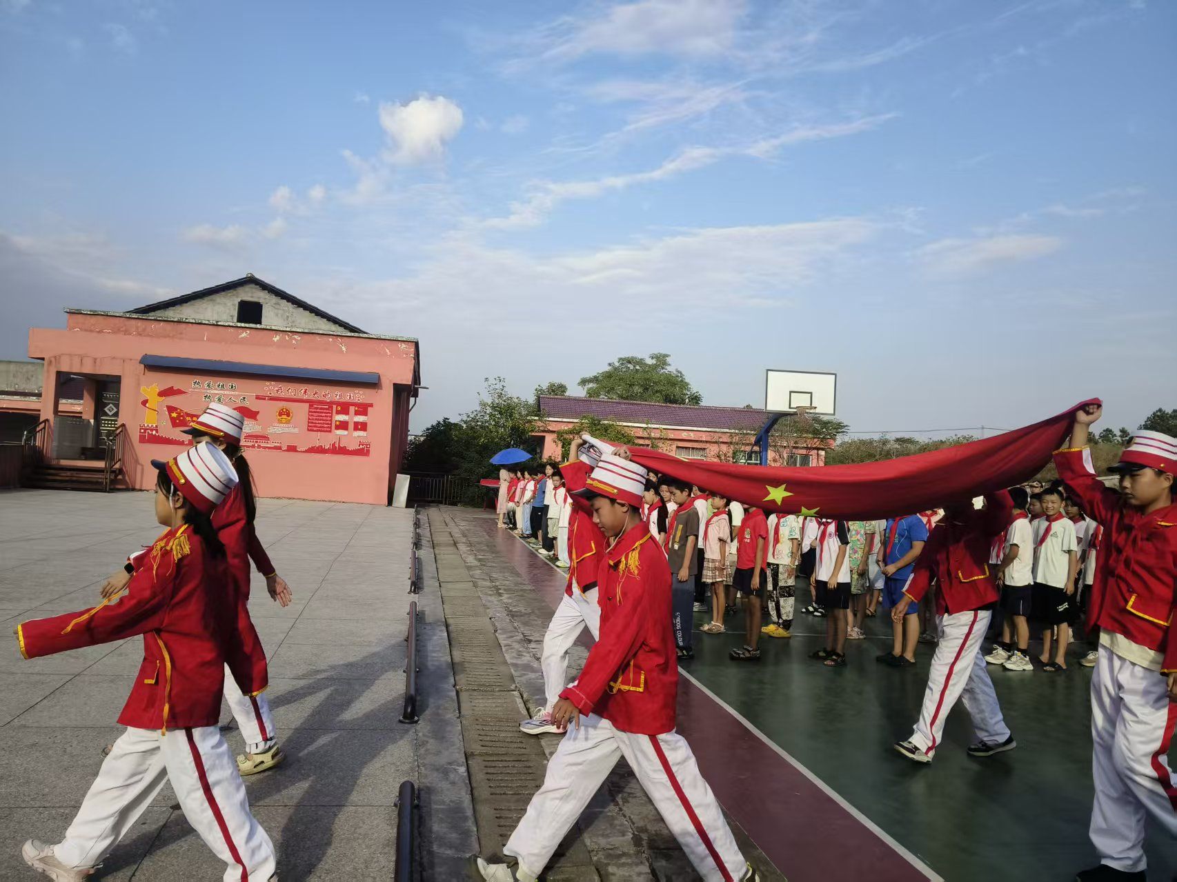 乐安县戴坊镇中心小学开展“向国旗敬礼”主题教育：厚植爱国情怀，共筑强国梦想