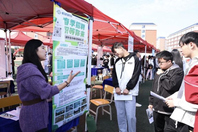 江西丰城：秋季百企校招启幕 职业技能人才成“香饽饽”