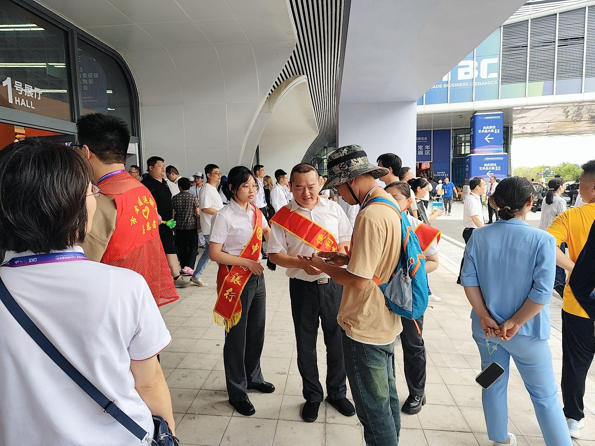 中国银行景德镇市分行开展“举国欢庆享金秋 消费安心乐无忧”专项教育宣传活动