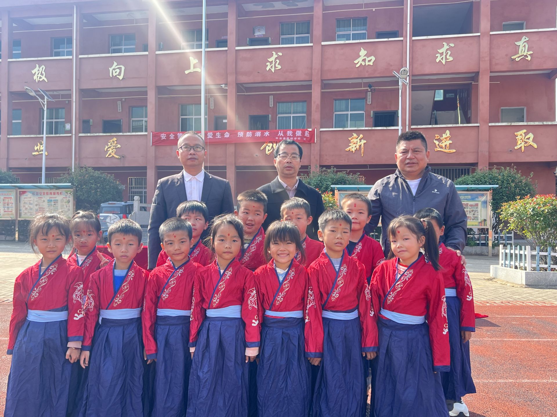 开笔启智，礼润童心——乐安县航桥学校一年级新生开笔典礼圆满举行