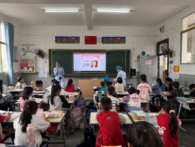 护齿行动进校园：万载县华安口腔为学子口腔健康护航