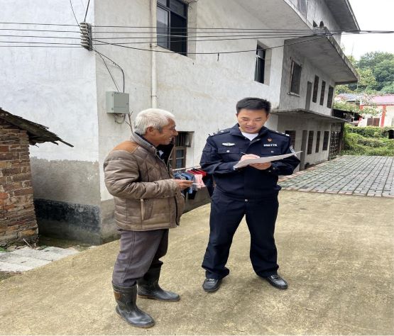 宜春市袁州区三阳镇联合民警开展禁毒宣传入户行活动