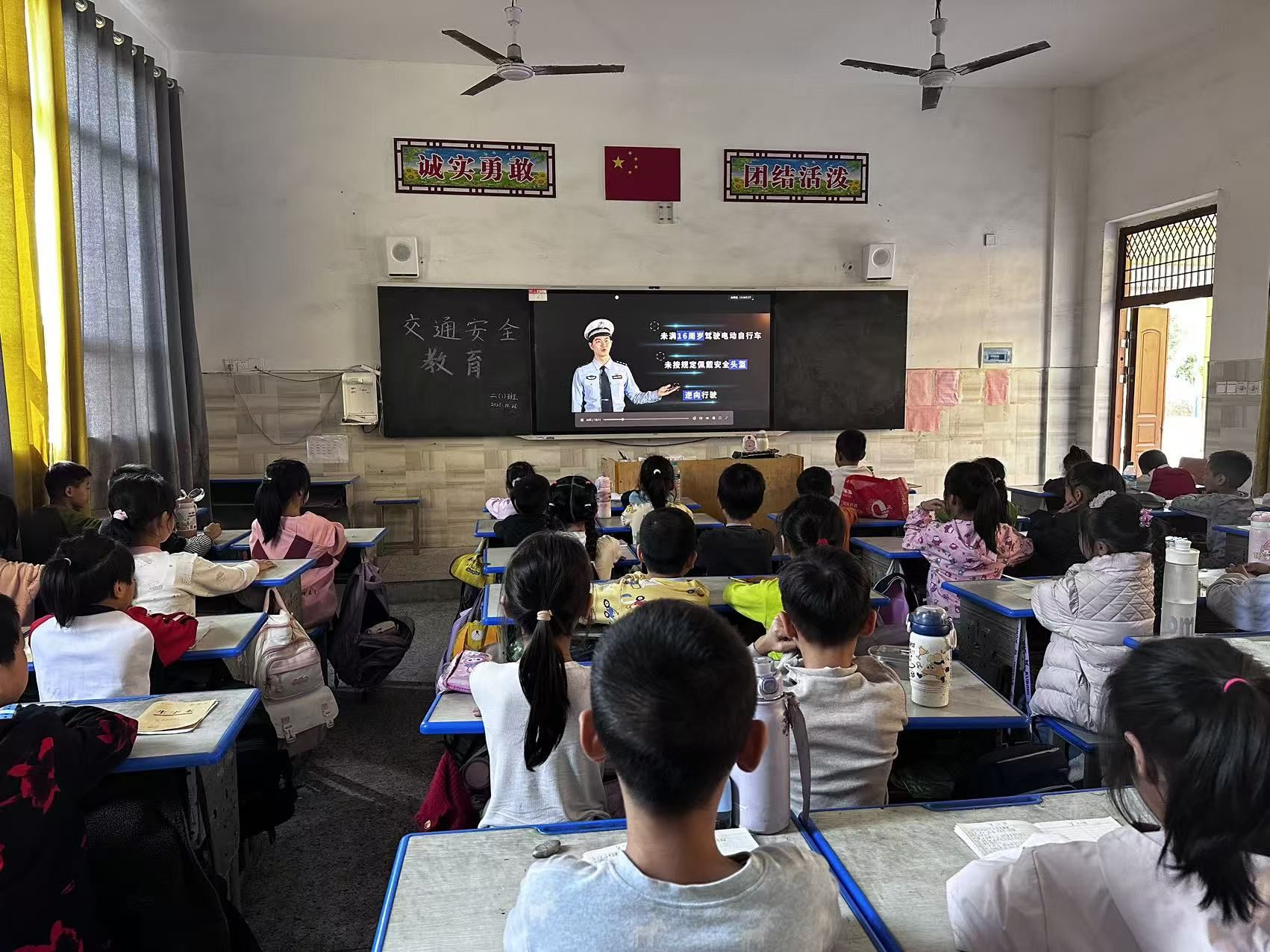 崇仁县马鞍镇中心小学开展交通安全警示教育课 筑牢校园安全防线