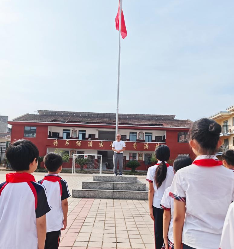 向国旗敬礼，让赤心映朝阳