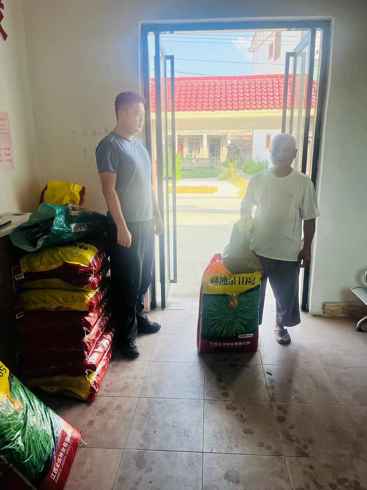 聚焦秋冬生产 宜黄县二都镇为农户送“良种”添信心