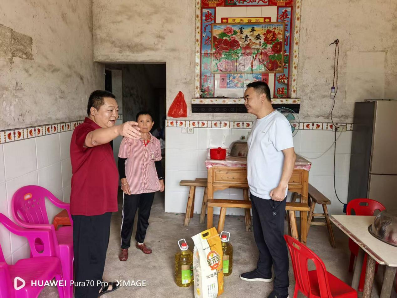 党建引领强根基  走访慰问暖民心