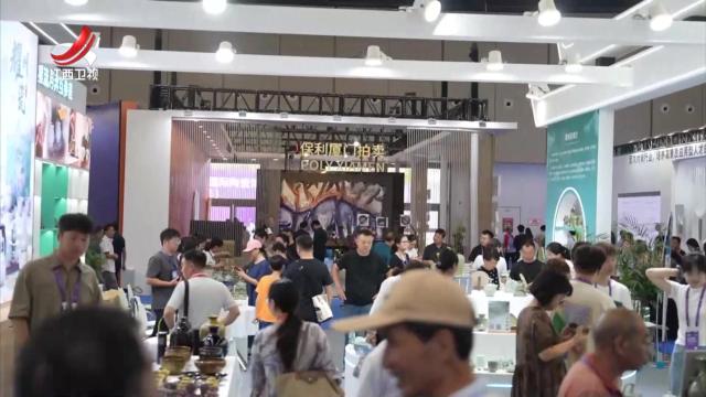 社会传真20251022 瓷都潮起 全球共赏——2025中国景德镇国际陶瓷博览会侧记
