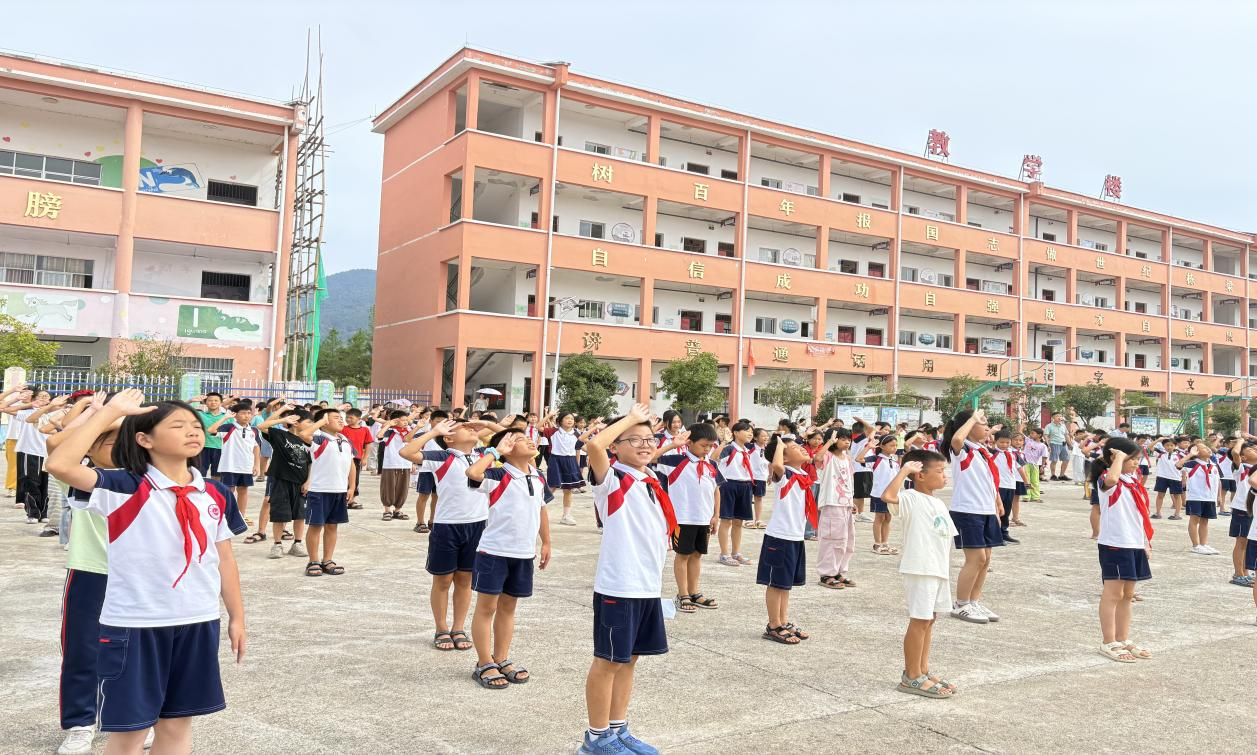 厚植爱国情，奋进少年志——乐安县牛田小学开展2025“向国旗敬礼”活动