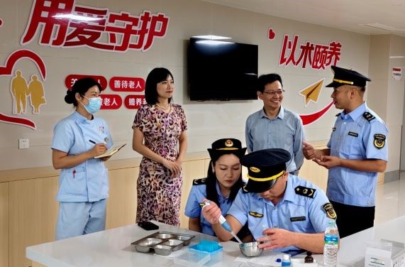 精准守护 “一老一小” 万载市监“你点我检”筑牢食安防线