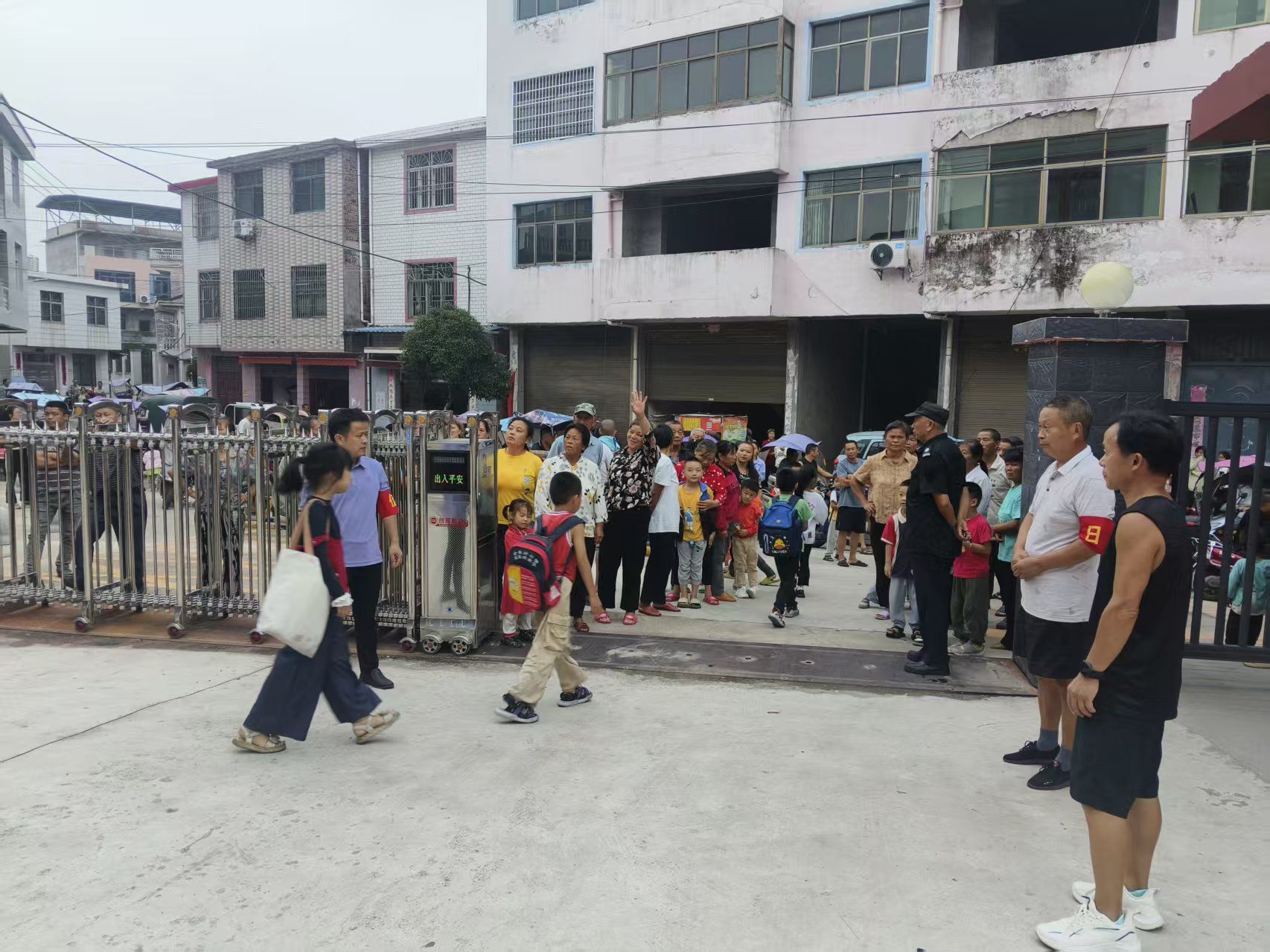 温情守护，共筑安全校园——乐安县戴坊镇中心小学爱心护学行动持续进行中！