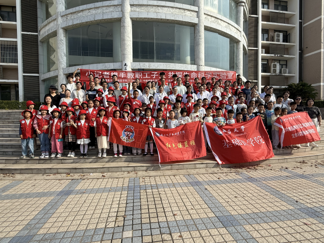 百名中小学生走进高校实验室，共探生命科学