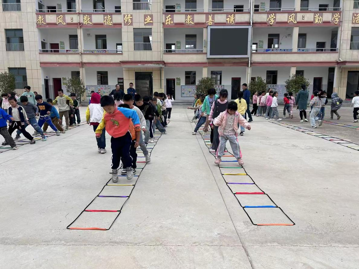 阳光体育绽活力 因龄施教展风采——崇仁县六家桥乡中心小学关工委举行大课间活动