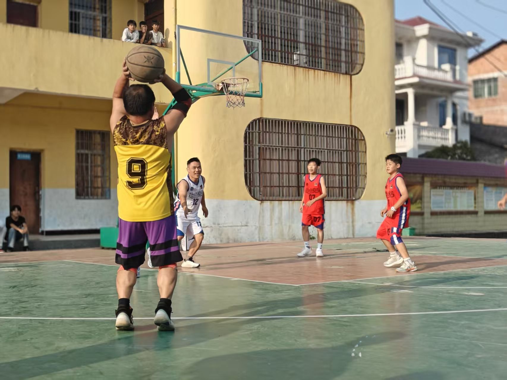 崇仁县相山初级中学：师生篮球赛激情开赛，教师队34:24斩获胜利