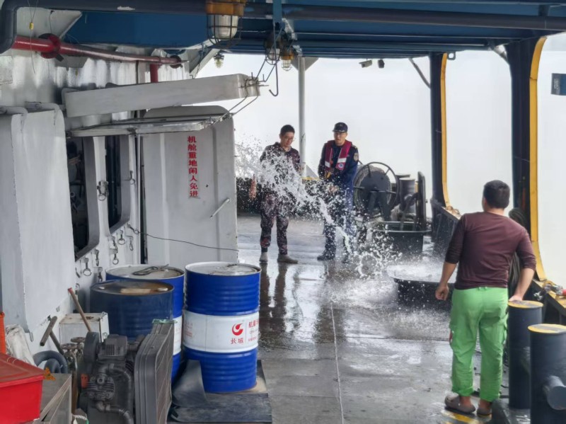 九江新港海事处金鸡坡大队强化到港危险品船舶船旗国检查