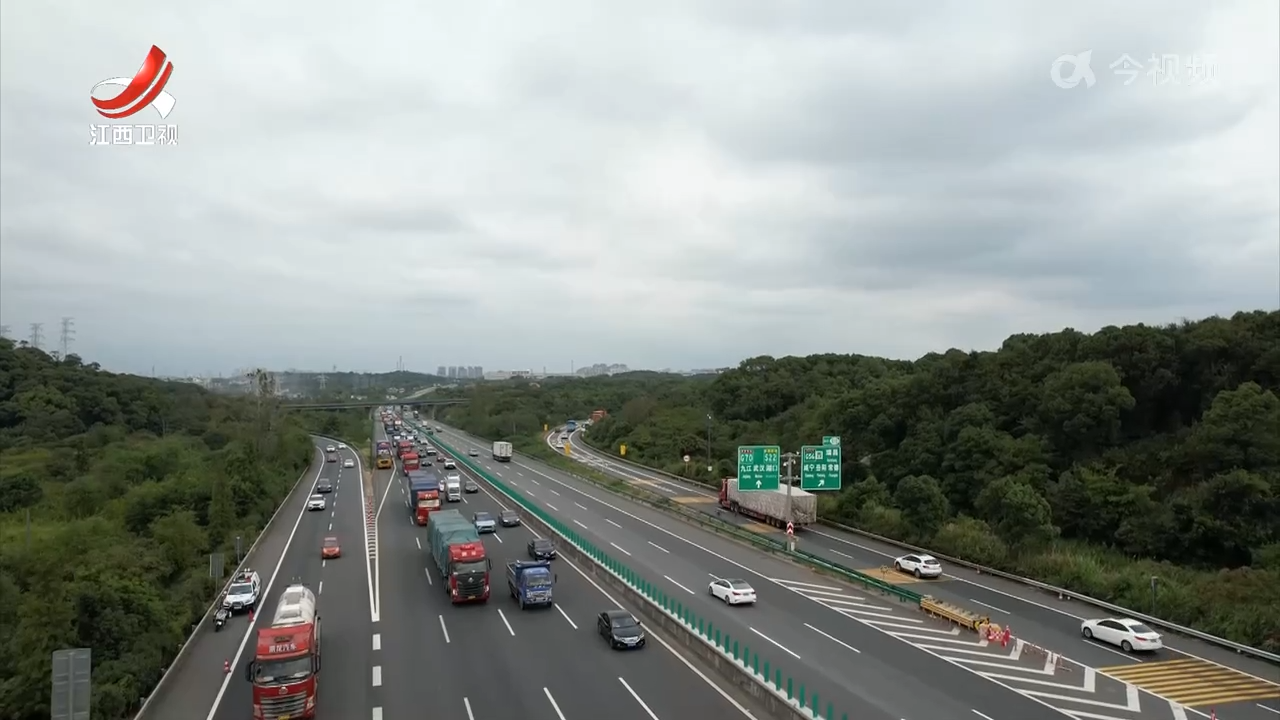 假期首天迎出行高峰 暖心服务护航出行路