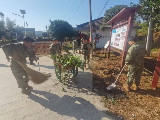 迷彩添暖重阳节 军民共叙敬老情——万载县黄茅镇开展重阳节敬老院公益服务活动