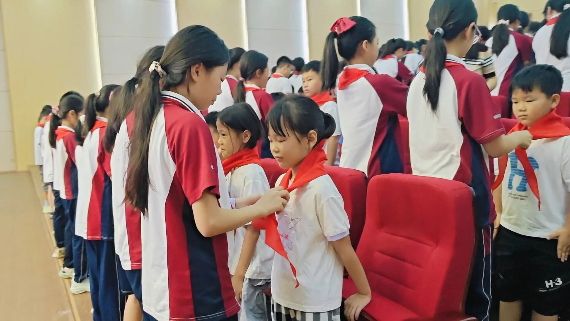 强国复兴有我 争当新时代好少年——抚州高新区实验学校举行2025年第二批少年先锋队新队员入队仪式