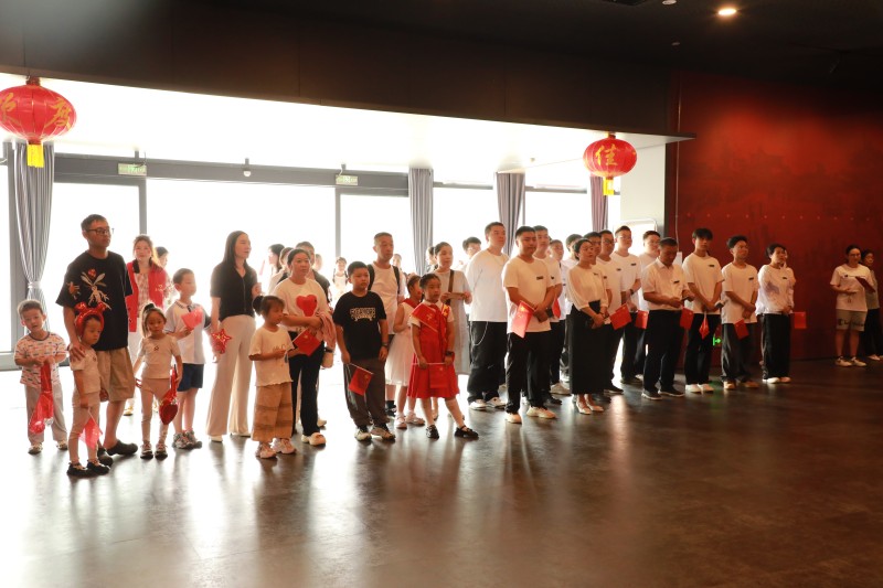 国庆首日九江抗洪展陈馆：红色场馆变“欢乐打卡地”，市民沉浸式过节