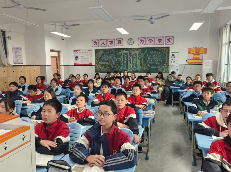 叩问经典汲取源头活水，涵泳积淀启润时代新人——九江八里湖外国语学校成功举办《〈论语〉十二章》教学观摩研讨活动