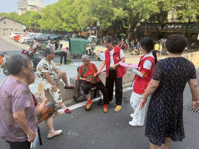 丰城市剑光街道东路社区开展“拒绝野生蘑菇，共筑安全网”宣传活动