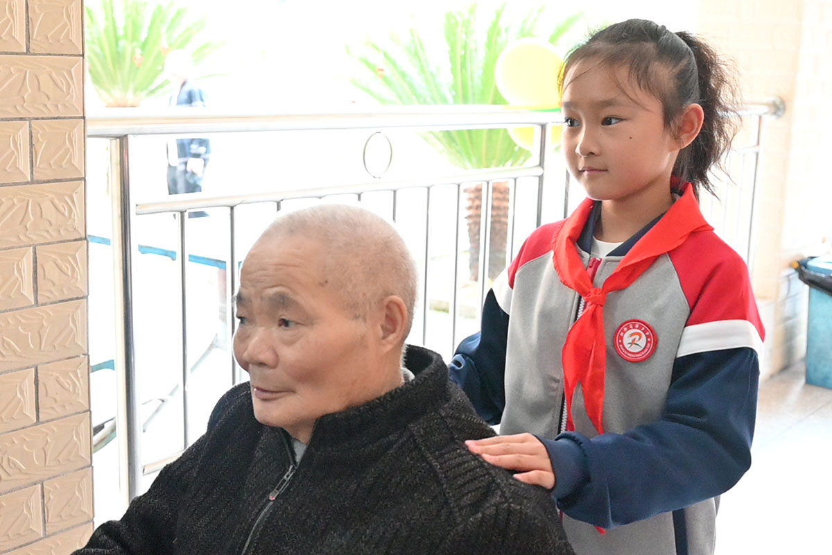 荷尧镇中心小学少先队员重阳敬老院送温暖