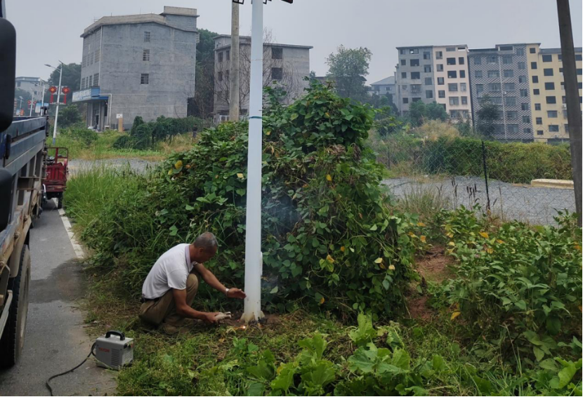 宜春经开区金园街道六旬“暖邻”彭师傅：他的巧手，点亮了整个江丰