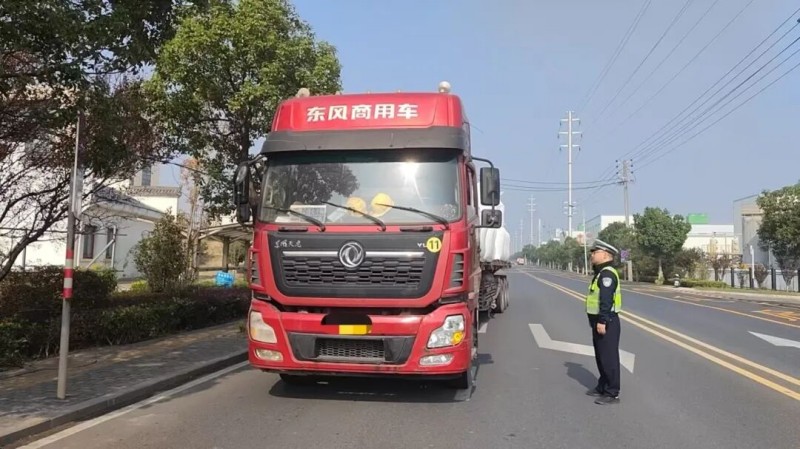 C1“勇闯”半挂区？交警：拘！