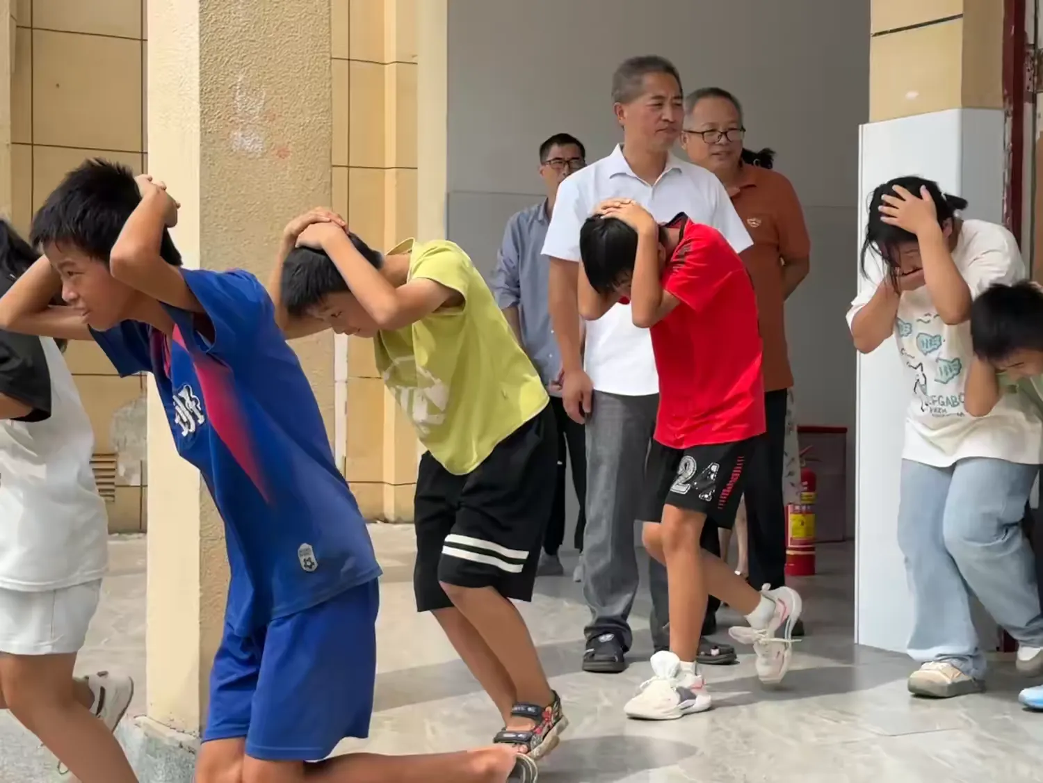 学习自救本领，共筑安全校园——崇仁县航埠镇中心学校开展消防演练活动