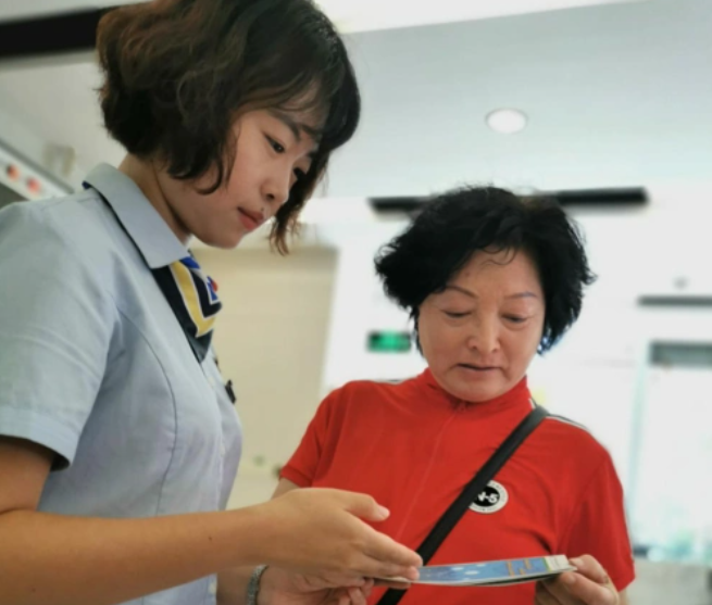 邮储银行浮梁县支行：信用卡业务“双轮驱动” 点燃消费增长新引擎