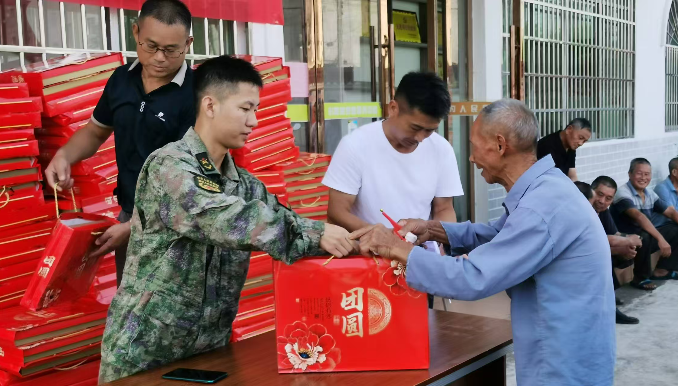 乐安县湖溪乡开展“情暖中秋·关爱老人”活动