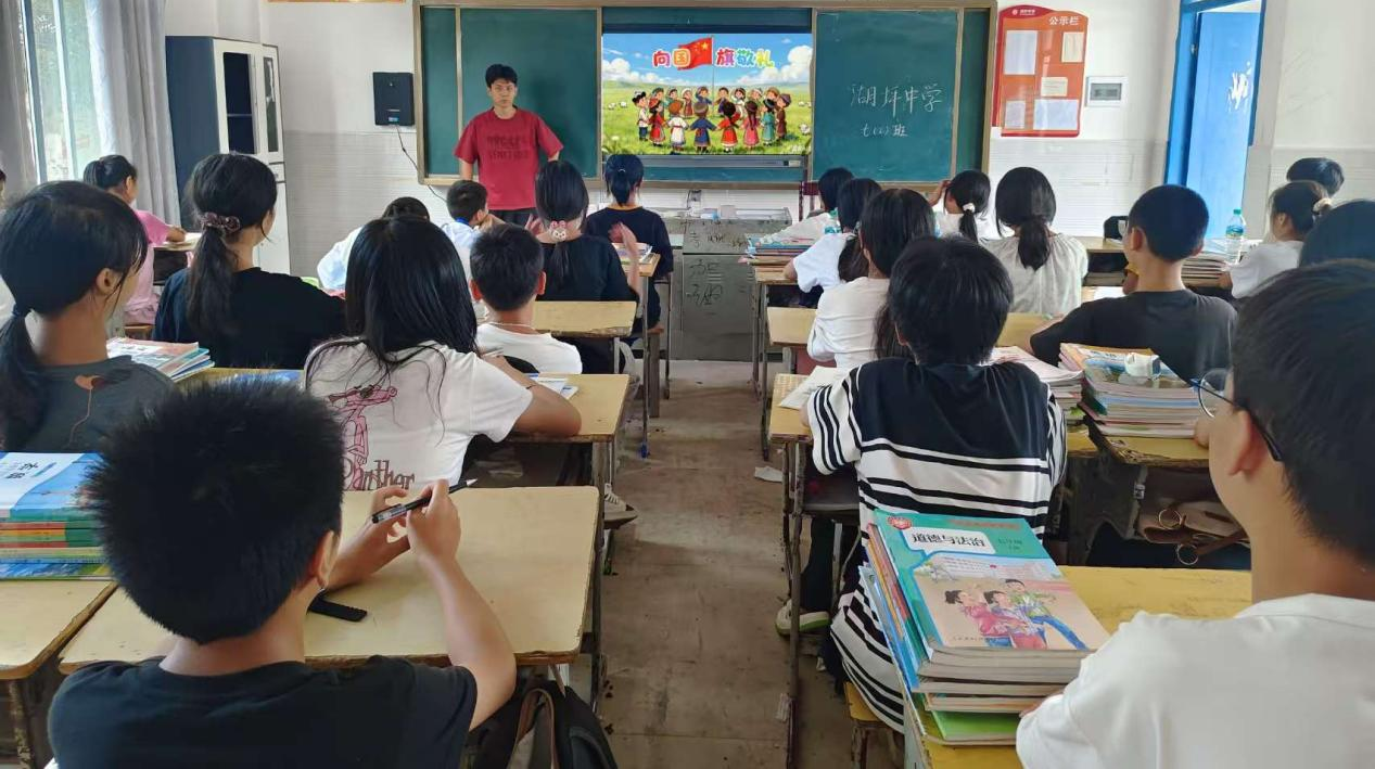 德润赣鄱·传承红色基因——乐安县湖坪中学召开“向国旗敬礼”主题班会