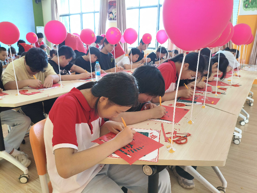 崇仁县宝水实验学校关工委举行“童心筑梦·爱满双节”留守儿童活动