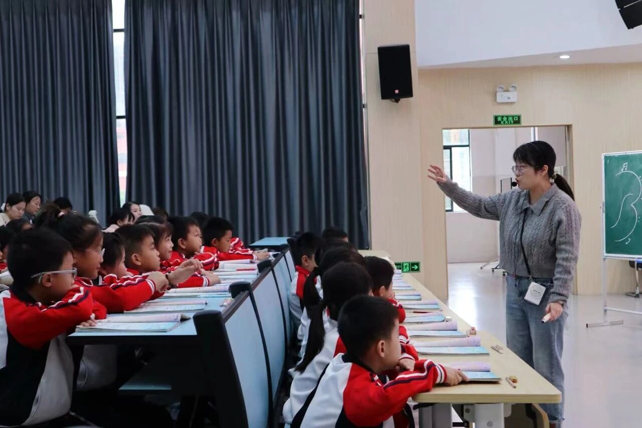 崇仁县第一小学：短课凝巧思  教研促高效