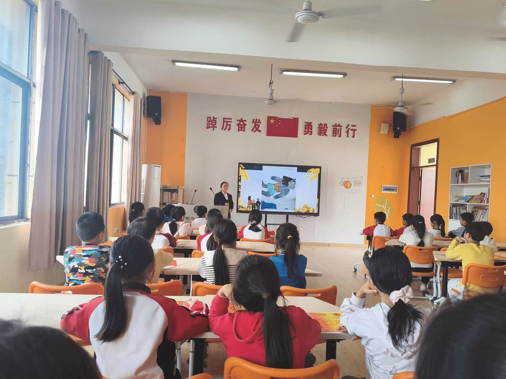 崇仁县宝水实验学校关工委举办重阳节敬老爱老主题活动