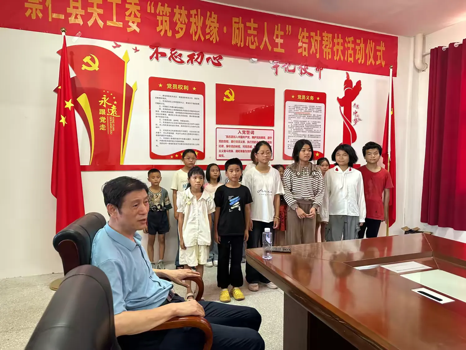 温情汇聚，共启成长新篇——崇仁县关工委“筑梦秋缘·励志人生”结对帮扶活动暨青春期主题教育讲座温暖举行