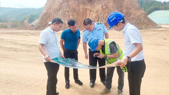江西省交通运输执法局十支队八大队深入通铜高速项目工地现场查看营房建设情况