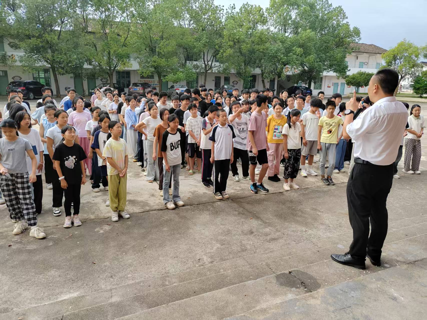 乐安县万崇学校国庆、中秋假期前开展安全集中教育