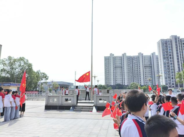 崇仁县宝水实验学校举行“向国旗敬礼”主题升旗仪式