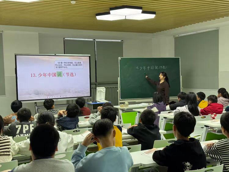 激扬青春志，奋进少年时——南城县东方红小学语文教研组开展《少年中国说（节选）》公开课活动