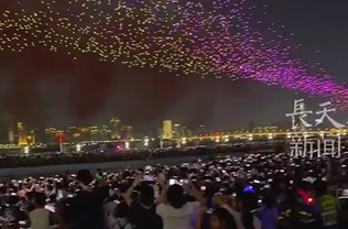 百万人共赴南昌国庆烟花盛宴，武警战士组成 “移动长城” 护航，确保百万游客安全返程，网友： 这道“风景线” 比烟花更动人！国庆当日南昌地铁客流强度全国第一！