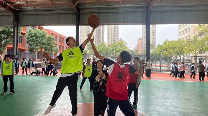 青春逐梦篮球场 热血拼搏展风采——九江市第十一中学开展2025年校园篮球班级联赛