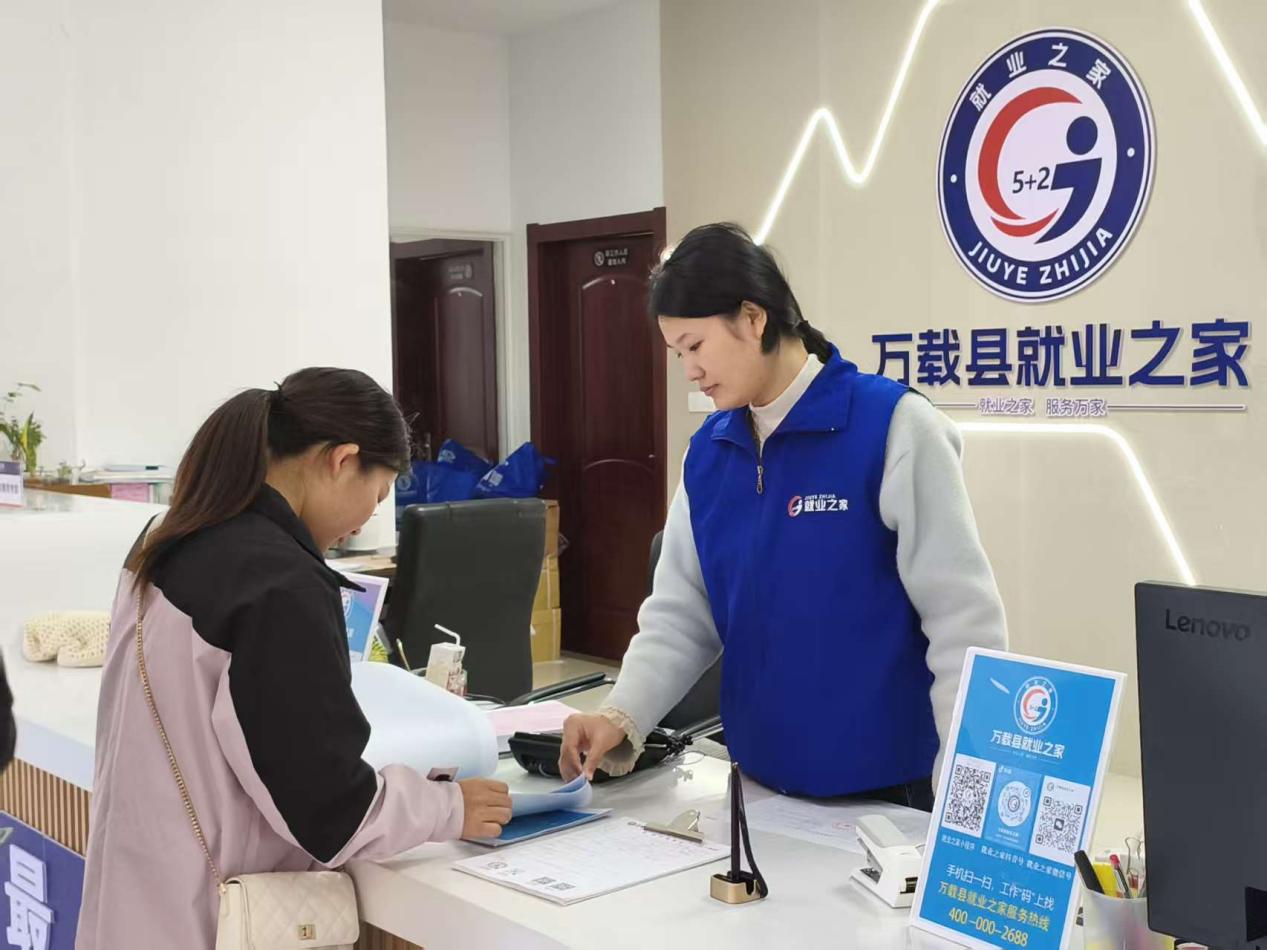 江西万载：减流程优服务 暖民心促发展