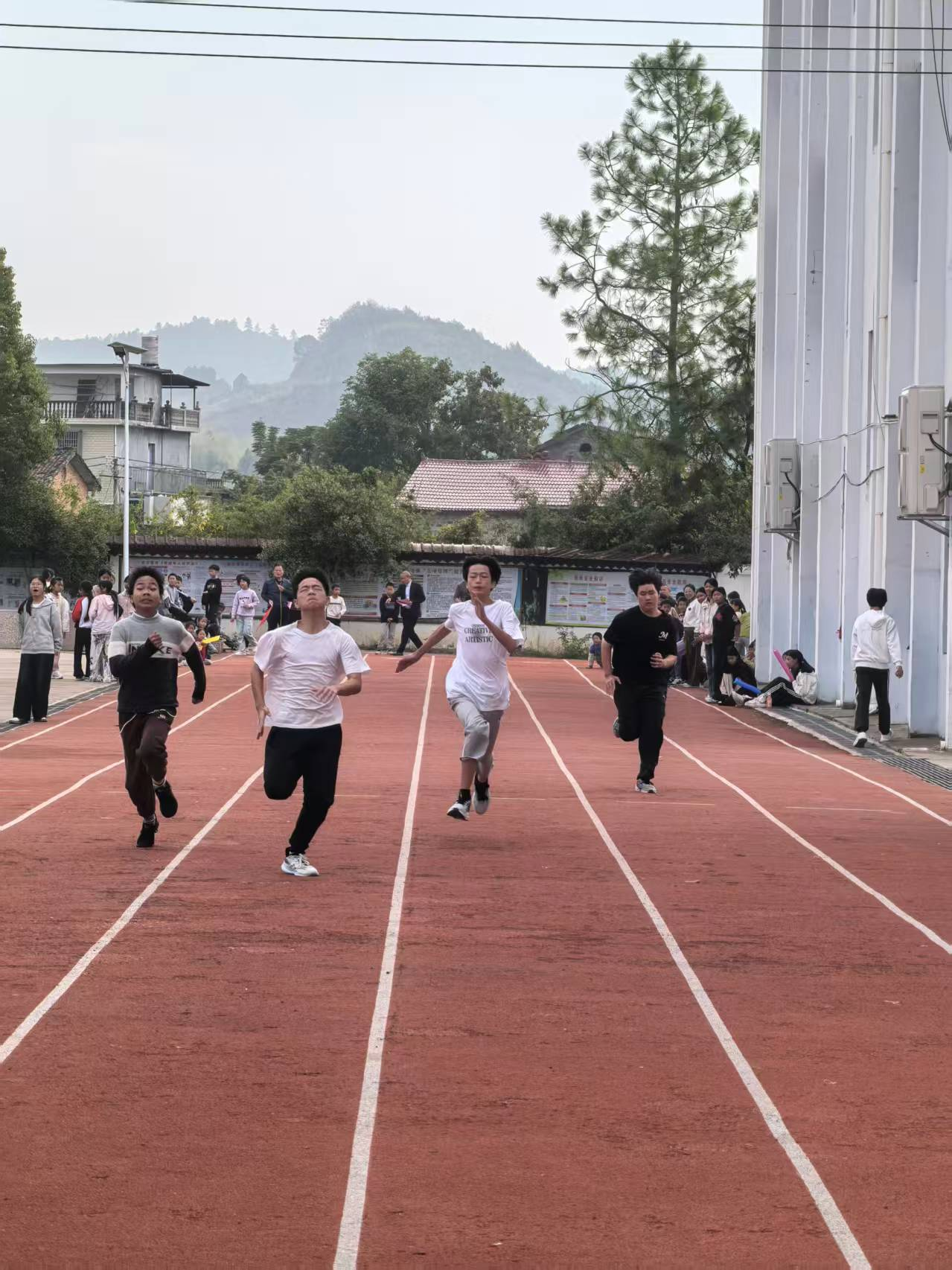 在阳光下奔跑 让生命更精彩——乐安县潭港学校召开体育艺术节暨第三十三届运动会
