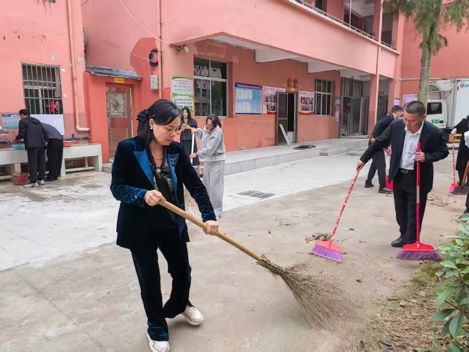 党建引领聚合力，党员先行美校园——乐安县增田镇中心小学党支部开展党员教师义务大扫除活动