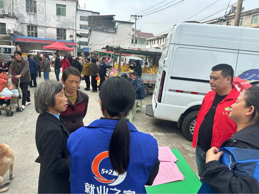 万载县高村镇：把就业服务送到群众“家门口、指尖上”