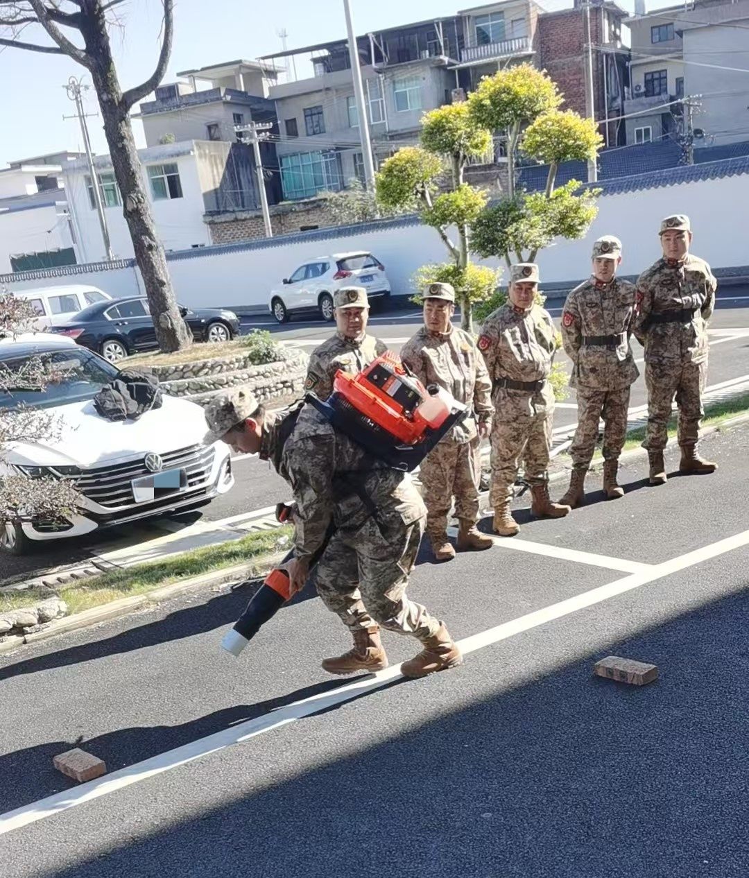 淬炼消防“硬本领” 筑牢安全“防火墙——宜春市袁州区南庙镇基干民兵开展消防装备操作训练