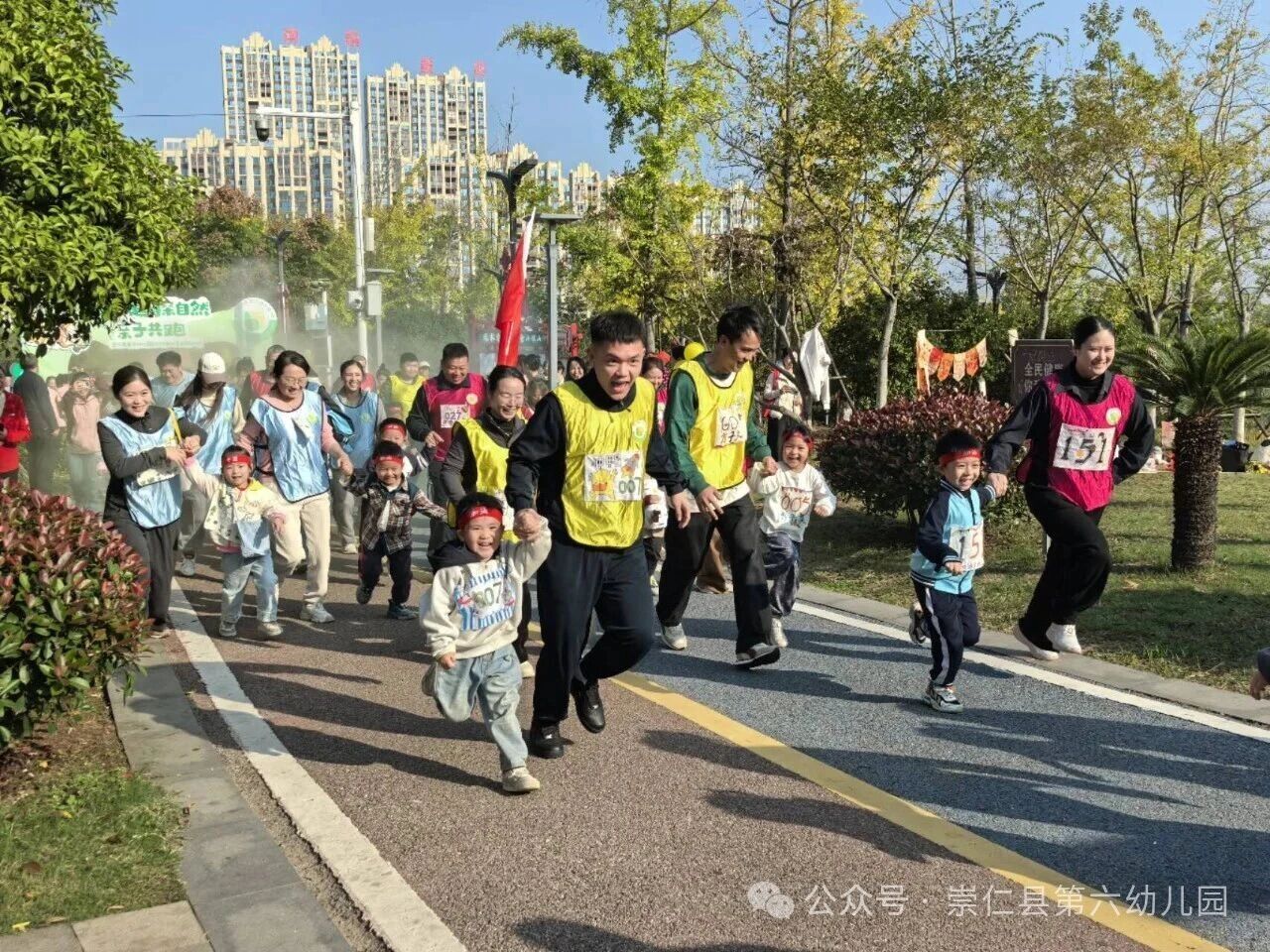 【趣探自然，亲子共跑】——崇仁县第六幼儿园举办2025年冬季亲子马拉松