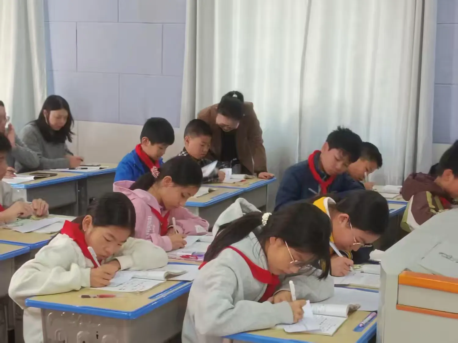 聚焦写作密钥，共话构思巧径——南城县万坊镇中心小学开展语文教研活动